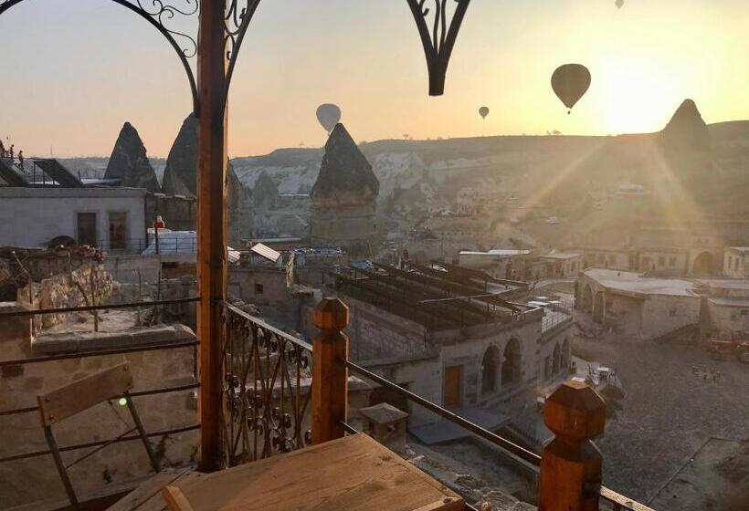 اتاق استاندارد چهارنفره با بالکن, Naraca Cave House