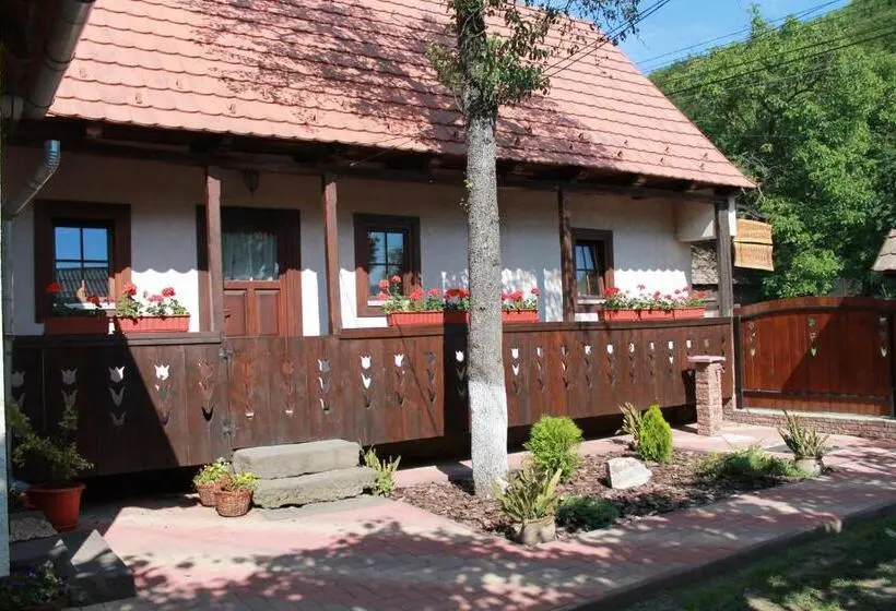 Talo 1 Makuuhuone, Zsuzsanna Paraszthaz