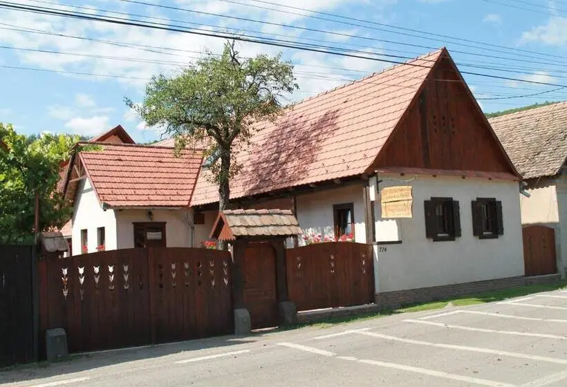 Talo 1 Makuuhuone, Zsuzsanna Paraszthaz