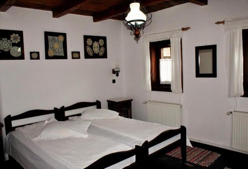 침실 1개 주택, Zsuzsanna Paraszthaz