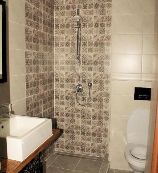 침실 1개 주택, Zsuzsanna Paraszthaz