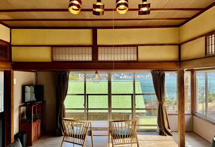 Talo 2 Makuuhuonetta, 海峡別荘