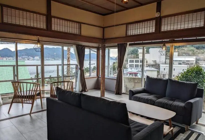 Talo 2 Makuuhuonetta, 海峡別荘