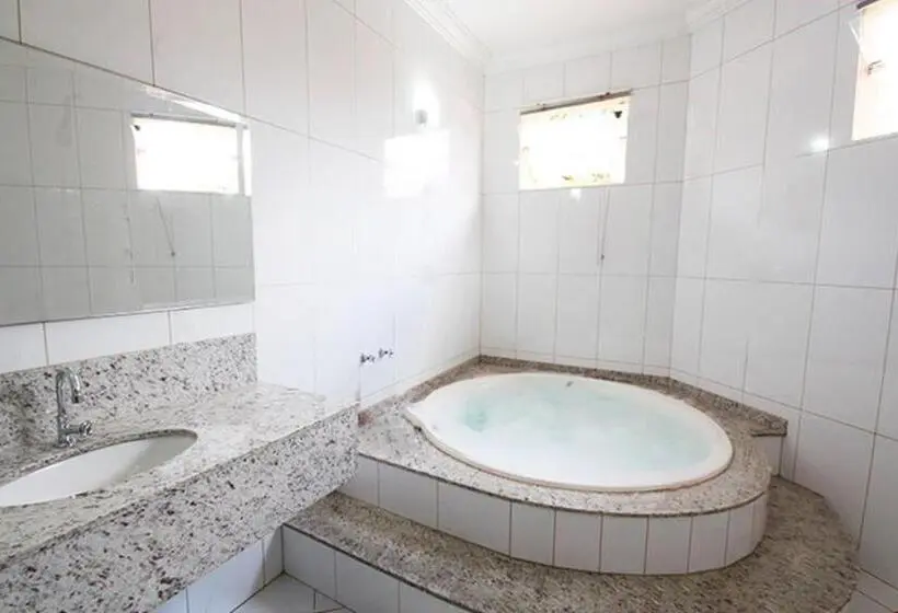 Sviitti Poreallas, Haraam Motel By Drops
