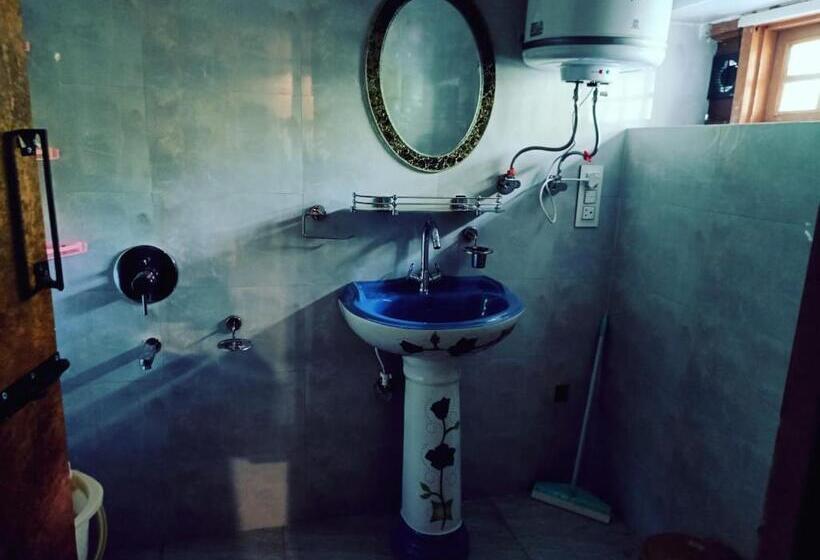 Deluxe Rum, The Posh Residency