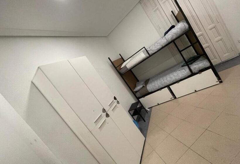 اتاق ساده سه‌ نفره, Parsa Residencial House