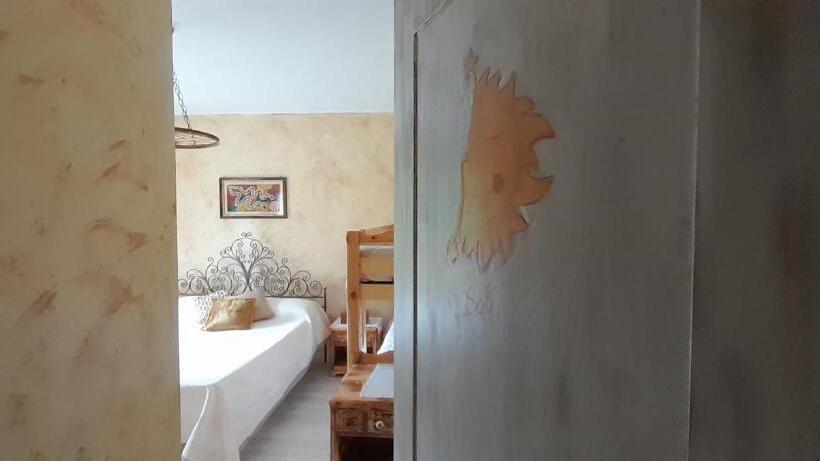 חדר משפחתי, Sol Y Luna B&b