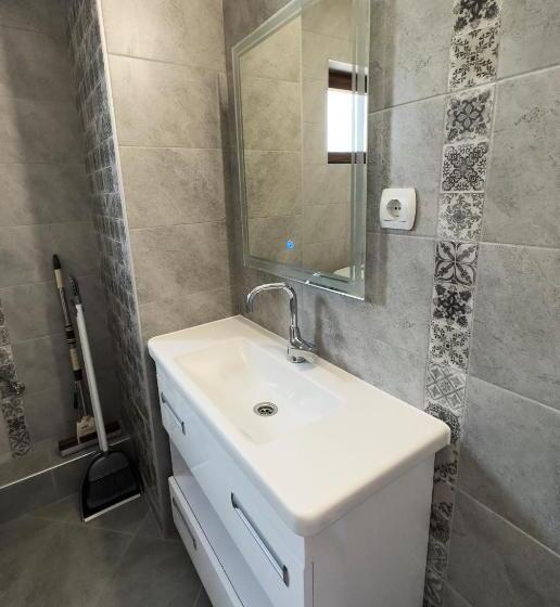 غرفة قياسية ثلاثية, къща за гости пелеви