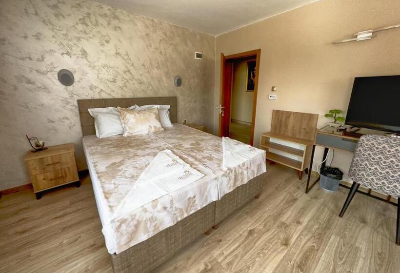 غرفة قياسية ثلاثية, къща за гости пелеви