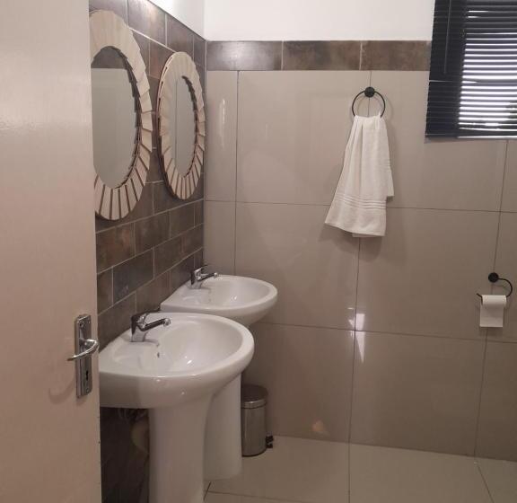 Номер Стандарт с Балконом, Indaba Manor Guesthouse