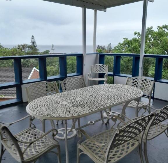 Трехместный Номер Стандарт с Балконом, Indaba Manor Guesthouse