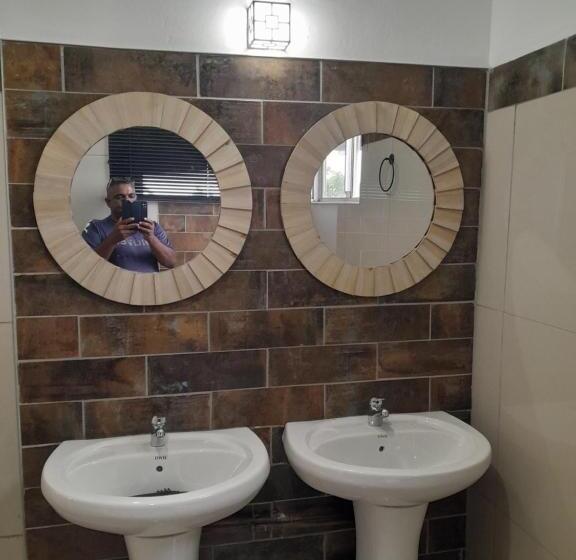 Трехместный Номер Стандарт с Балконом, Indaba Manor Guesthouse