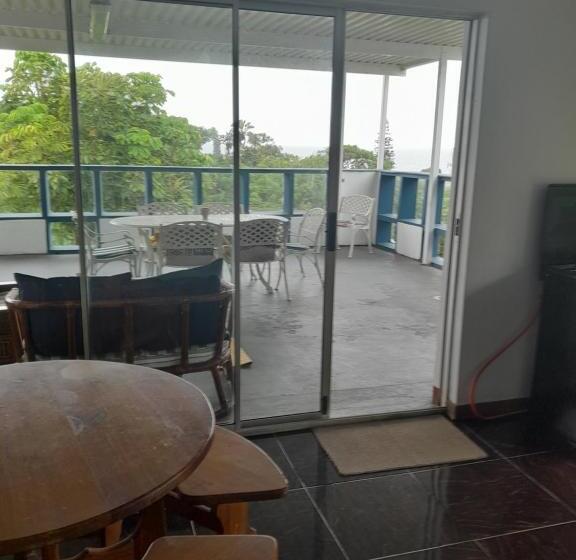 Трехместный Номер Стандарт с Балконом, Indaba Manor Guesthouse