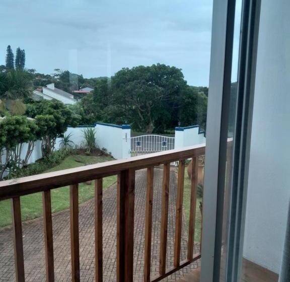 Трехместный Номер Стандарт с Балконом, Indaba Manor Guesthouse