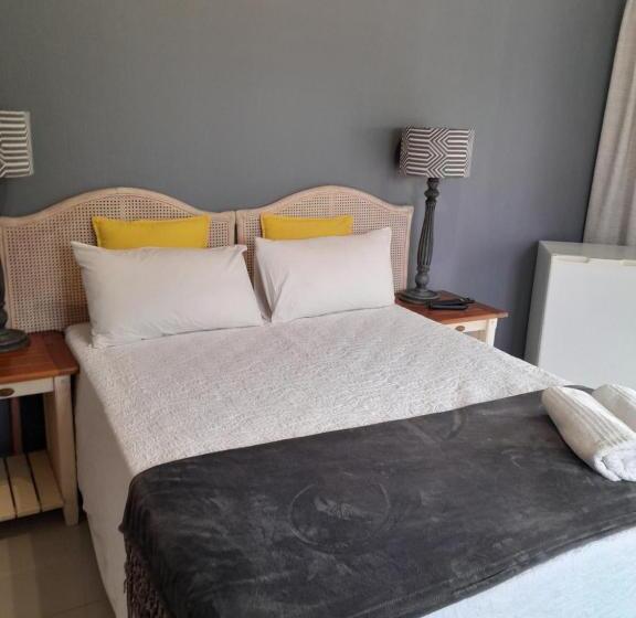 Трехместный Номер Стандарт с Балконом, Indaba Manor Guesthouse