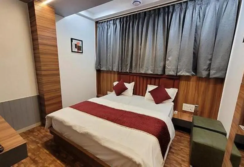 Suite, Fabhotel Max Nr Aditi Hospital 120m