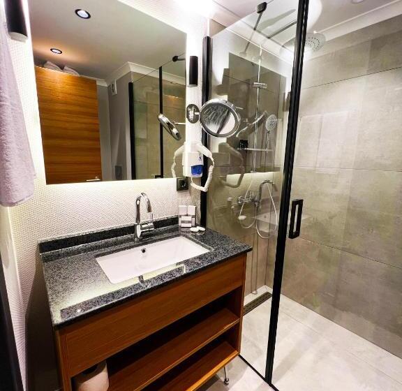 غرفة ديلوكس مطلّة علي البحر مزوَّدة بشُرفة, Sera Lake Center