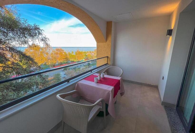 غرفة ديلوكس مطلّة علي البحر مزوَّدة بشُرفة, Sera Lake Center