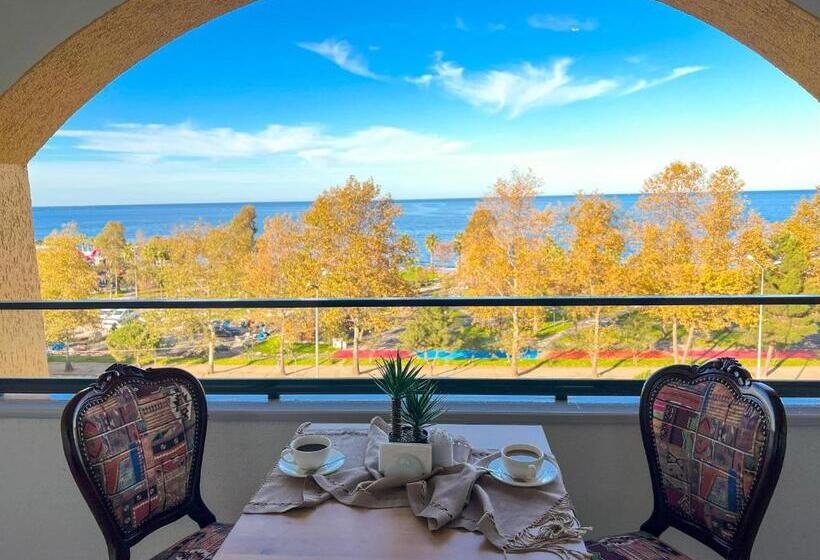 غرفة ديلوكس مطلّة علي البحر مزوَّدة بشُرفة, Sera Lake Center