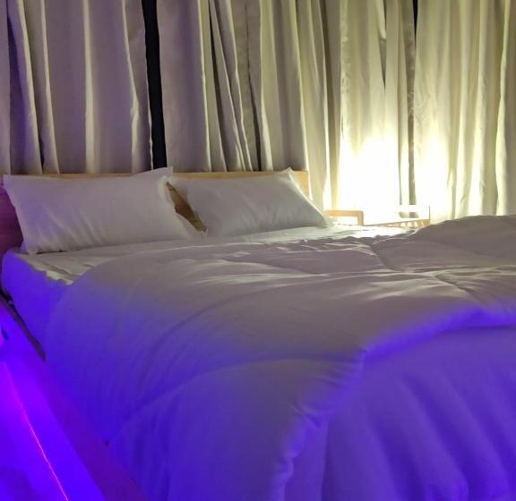 חדר סופריור, The Camp Square Pawna