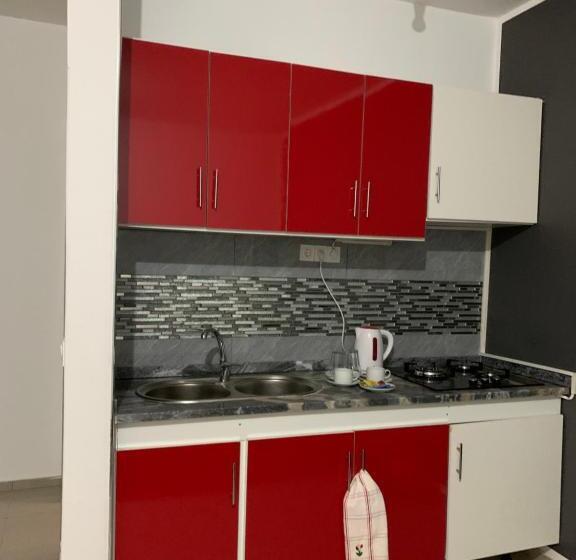 اتاق استاندارد, J Martins Apart