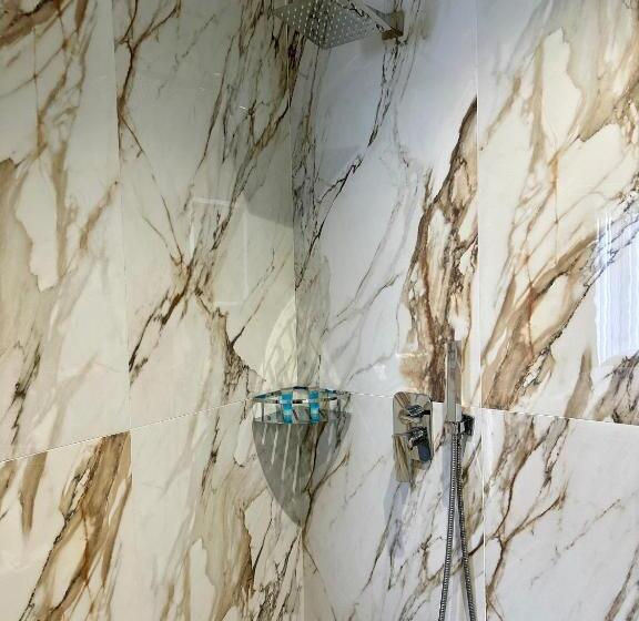 غرفة قياسية ثلاثية مزودة بشرفة, Sky View Hotel & Restaurant