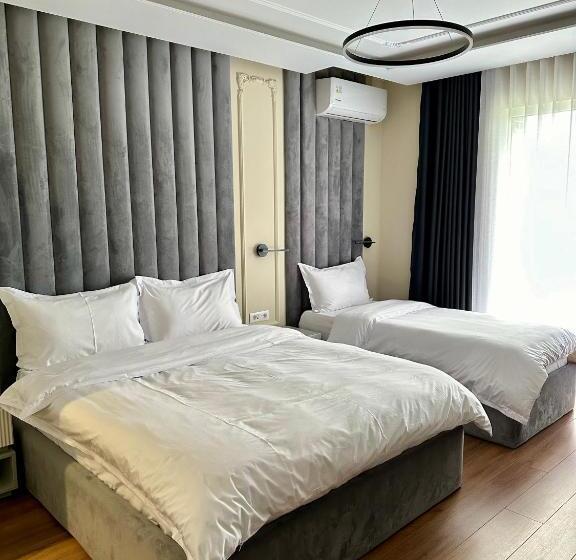 חדר סטנדרט לשלושה עם מרפסת, Sky View Hotel & Restaurant