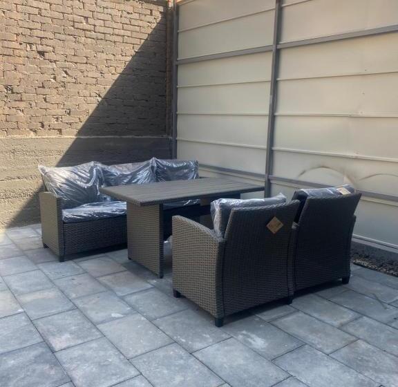 إستوديو قياسى, Discovery Garden Apartments