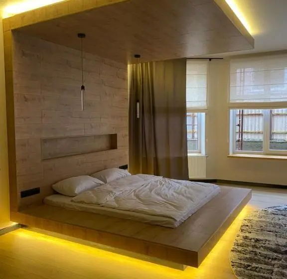 スタンダードスタジオ, Discovery Garden Apartments