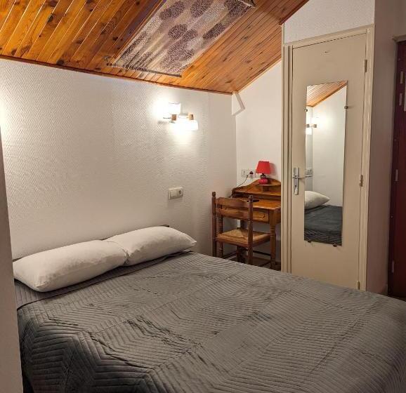 标准间, Auberge Des Pins