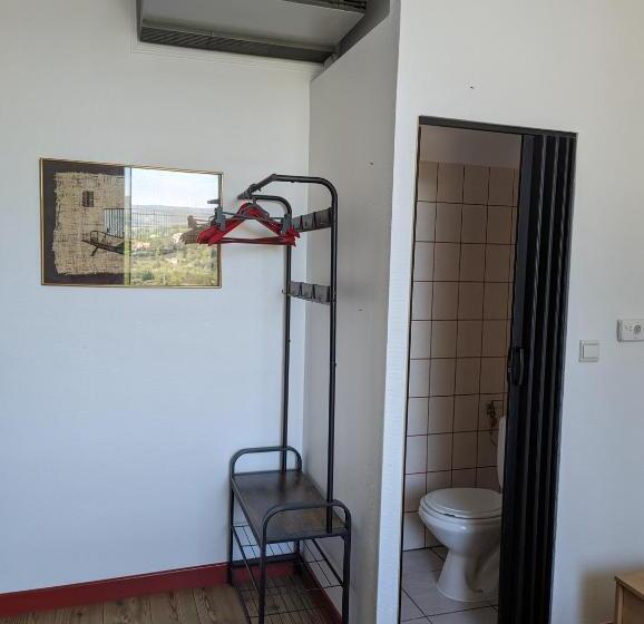 标准间, Auberge Des Pins