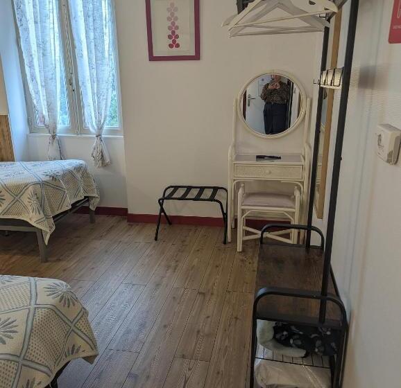 标准三人间, Auberge Des Pins