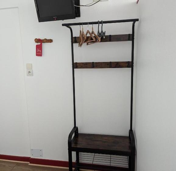 标准三人间, Auberge Des Pins