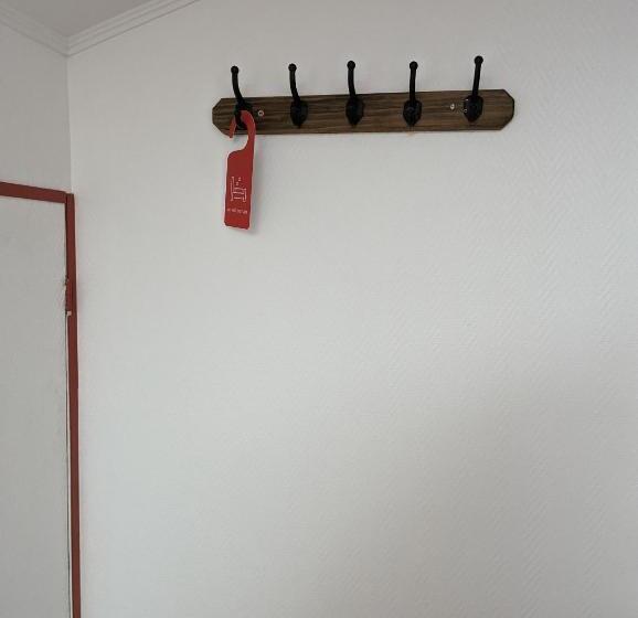 标准三人间, Auberge Des Pins