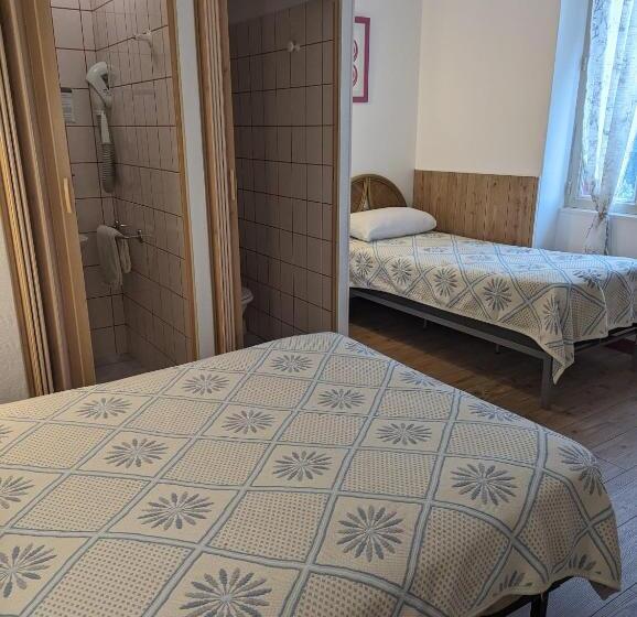 标准三人间, Auberge Des Pins