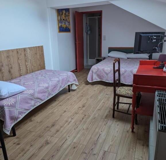 标准三人间, Auberge Des Pins