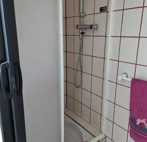 スタンダード４人部屋, Auberge Des Pins