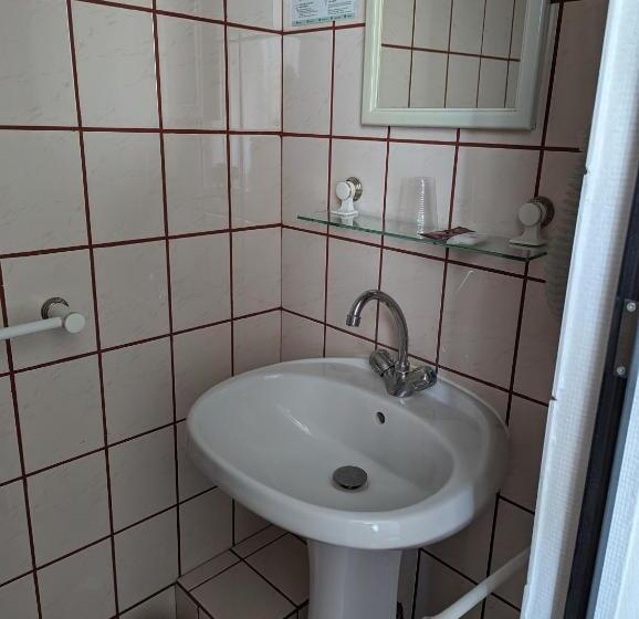 四人标准间, Auberge Des Pins