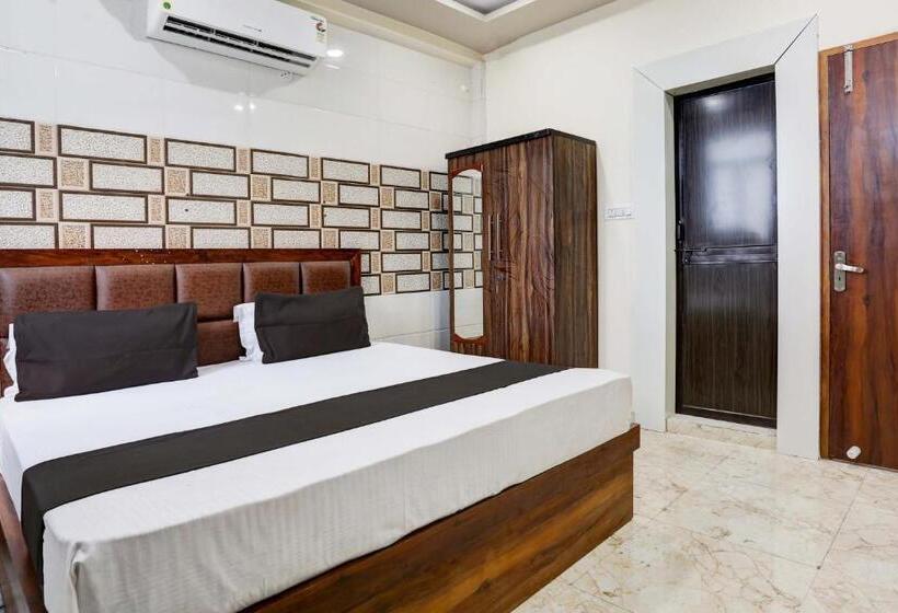 اتاق کلاسیک سه تخته, Oyo Flagship Hotel M. R Galaxy