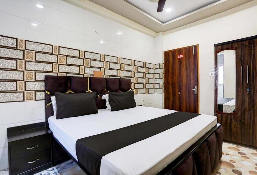 اتاق کلاسیک سه تخته, Oyo Flagship Hotel M. R Galaxy