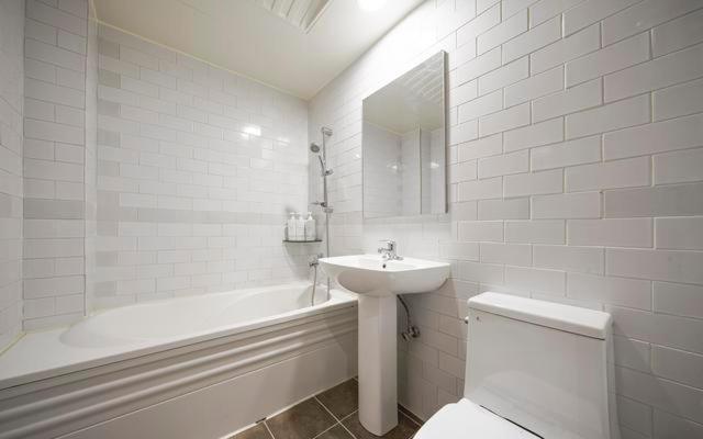 חדר דלוקס, B Bas