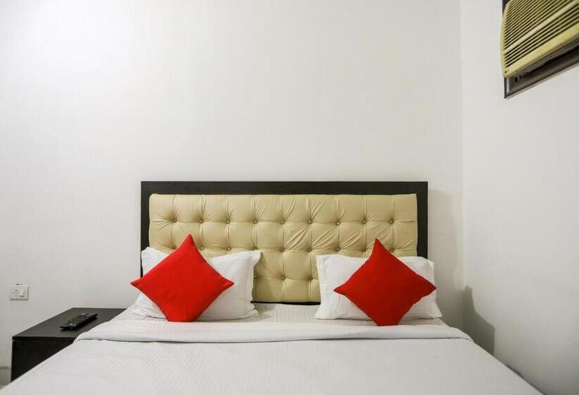 חדר קלאסי לשלושה, Flagship B&b