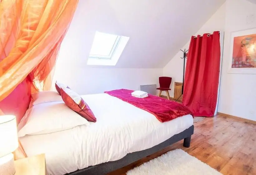 Talo 1 Makuuhuone, Country House Les Romarins   14 Pers