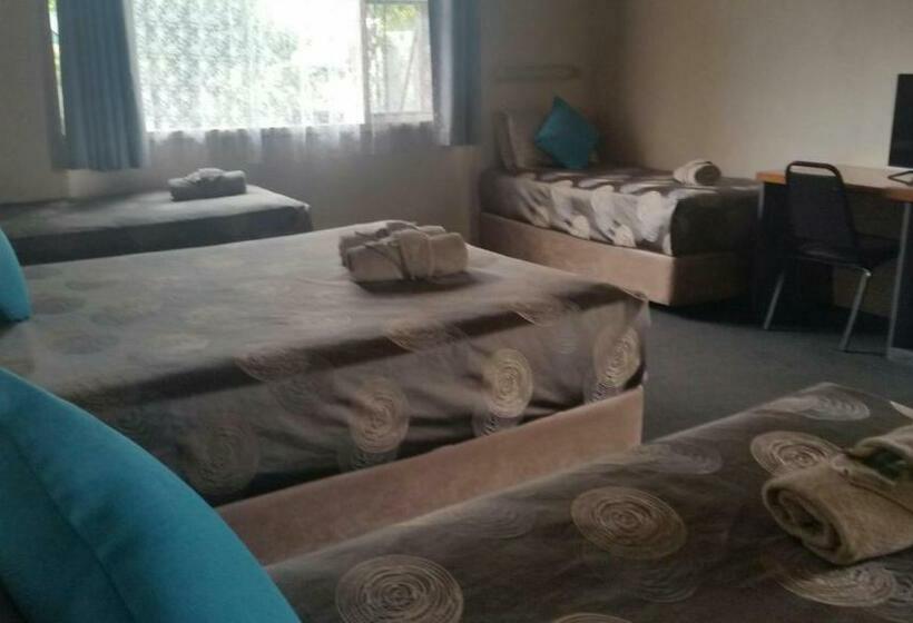 חדר משפחתי, Copper City Motel