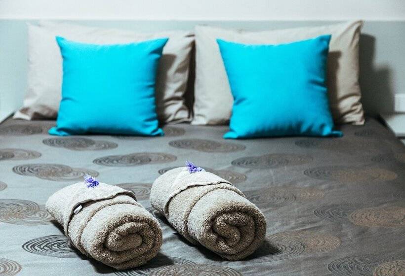 חדר משפחתי, Copper City Motel