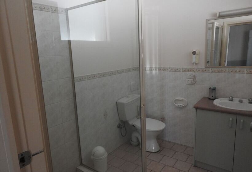 חדר משפחתי, Copper City Motel