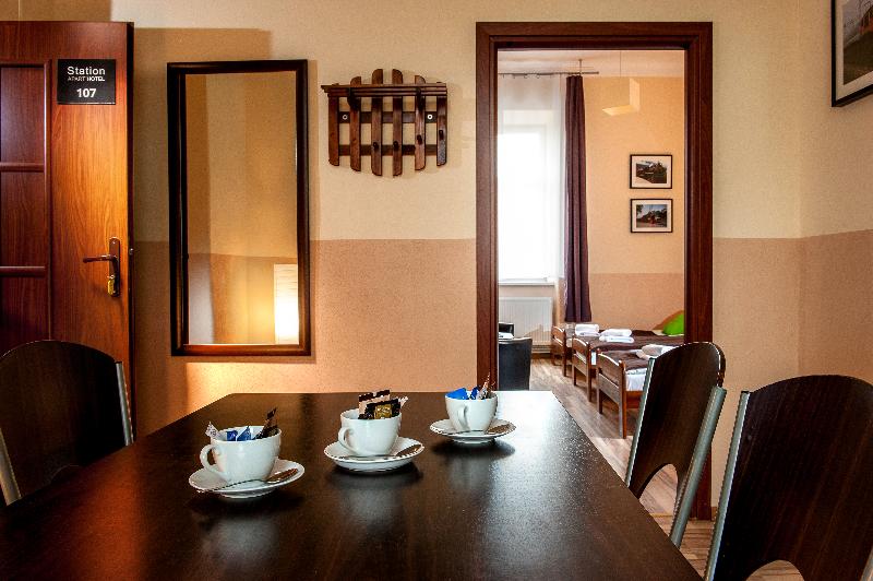 חדר משפחתי, Copper City Motel