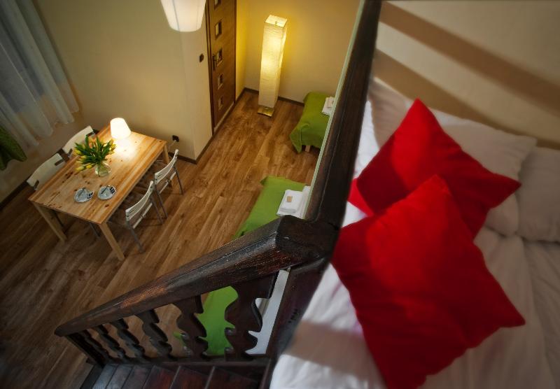 חדר משפחתי, Copper City Motel