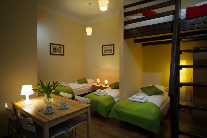 חדר משפחתי, Copper City Motel