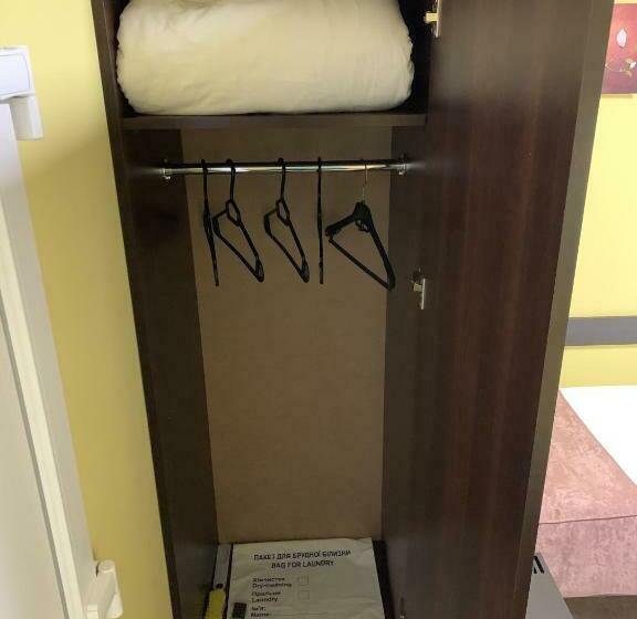 غرفة قياسية فردية لذوى الإحتياجات الخاصة, готель цісар